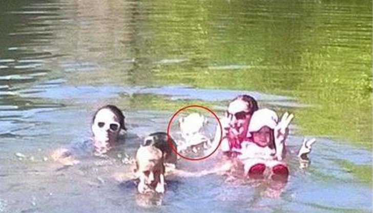 На кадъра ясно се виждат 2 жени и четири деца, които плуват във вир