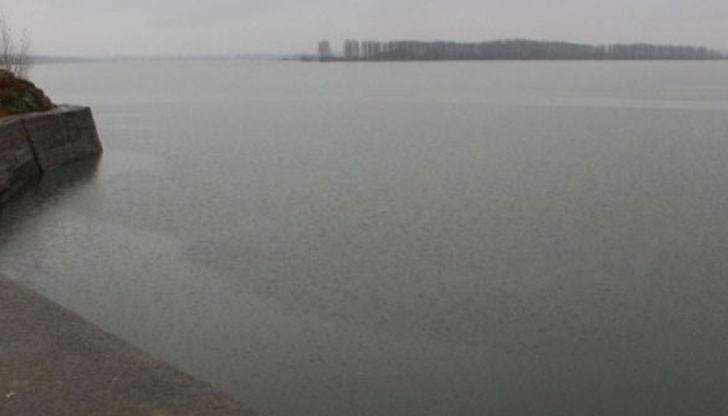 Започнало е спешно почистване на коритото на реката, екипите имат срок от 3 дни да свършат работата Започнало е спешно почистване на коритото на реката, екипите имат срок от 3 дни да свършат работата