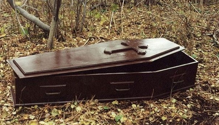 Служител на погребален дом в Германия припаднал шокиран, след като ковчег се отворил и "мъртвата" жена отвътре се развикала "Къде съм?"