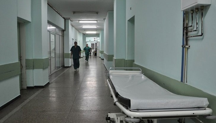 При приема и напускането на лечебното заведение пациентите ще трябва да представят на регистратурата свой български личен документ