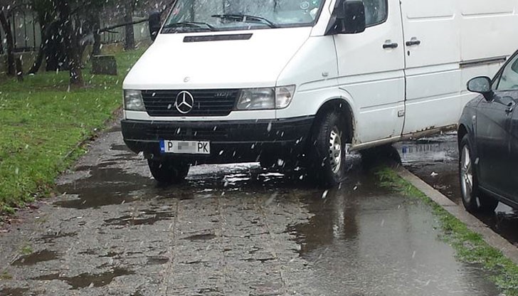 Пак че е оставил локва разстояние за пешеходците