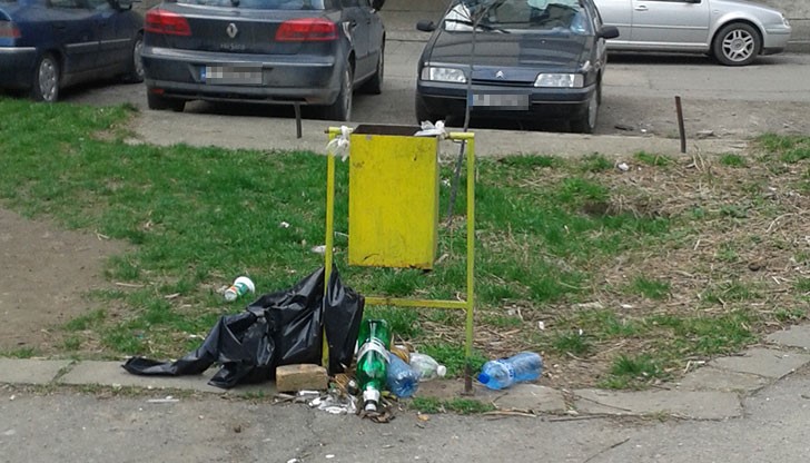 За пореден път кошчетата за смет за затрупани с отпадъци