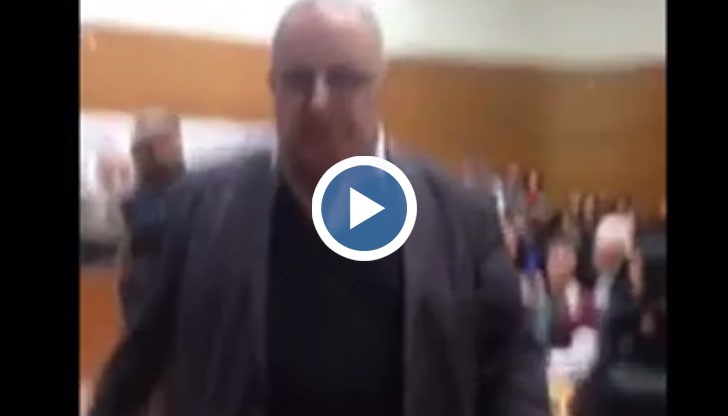 Божидар Димитров беше позорно изгонен от заседстелната зала на общински съвет - Пловдив