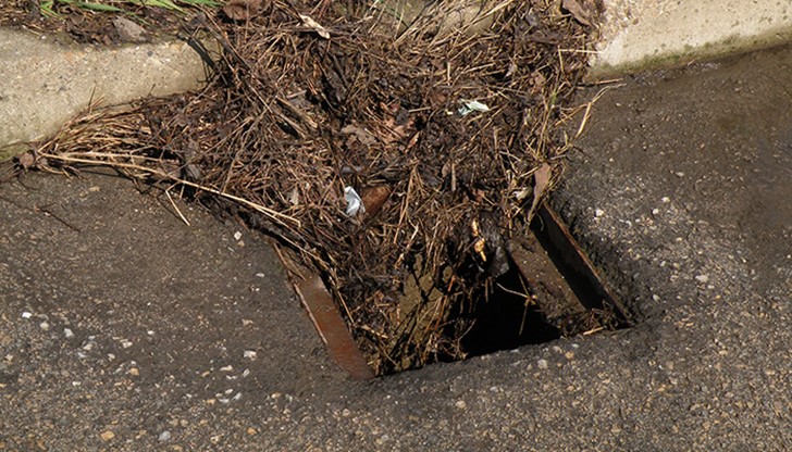 Шахтите са пълни, не могат да поемат водата и от там проблеми