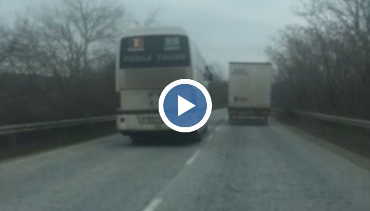 Румънски автобус, каращ по пътя София - Русе