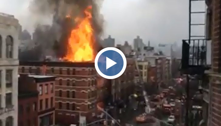 Пламъците са обхванали и съседните сгради и 130 пожарникари се опитват да ги потушат.