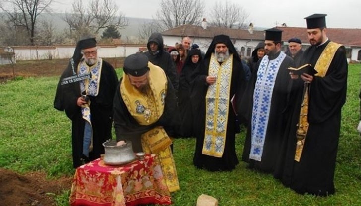 Русенски митрополит Наум участва в полагането на основен камък за построяването на нов манастирски храм