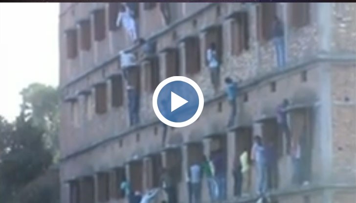 Индийски родители във Вайшали в щата Бихар, Индия изкатериха стената на училищна сграда, за да дадат отговорите на децата си за изпит в края на 10-и клас