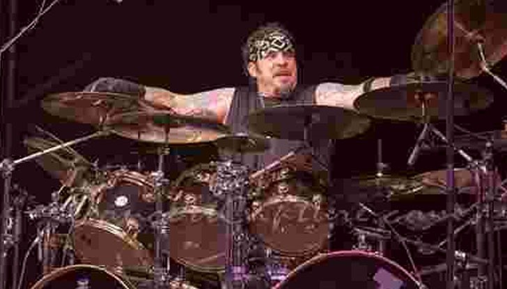 Сърдечен пристъп е причината за кончината на Ей Джи Перо Сърдечен пристъп е причината за кончината на Ей Джи Перо