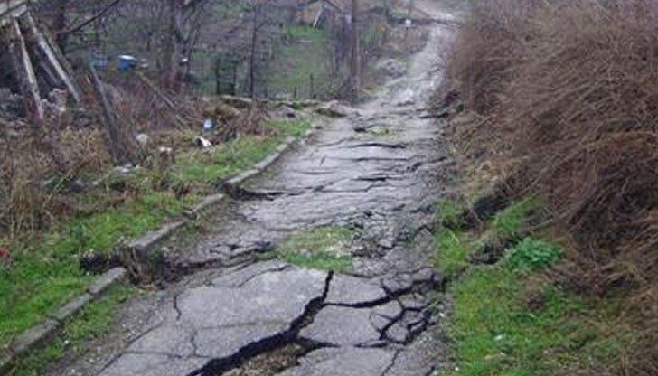 Свличащата се през последната седмица земна маса разруши част от подпорната стена и пътя от Оряхово към с. Лесковец