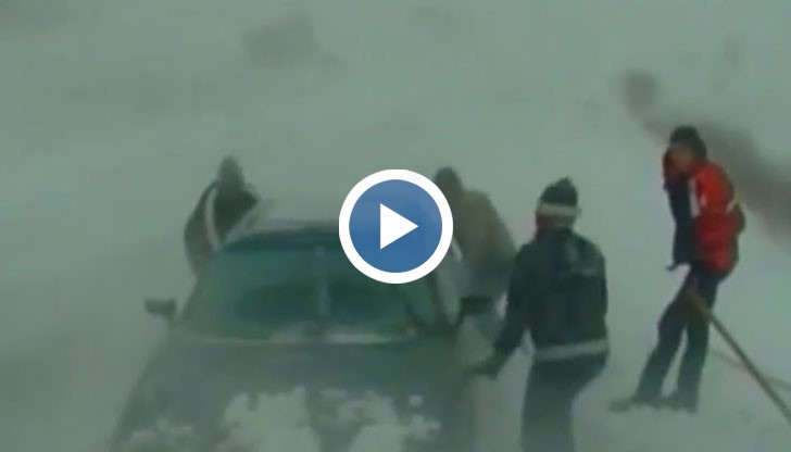 Силен сняг парализира Балканите