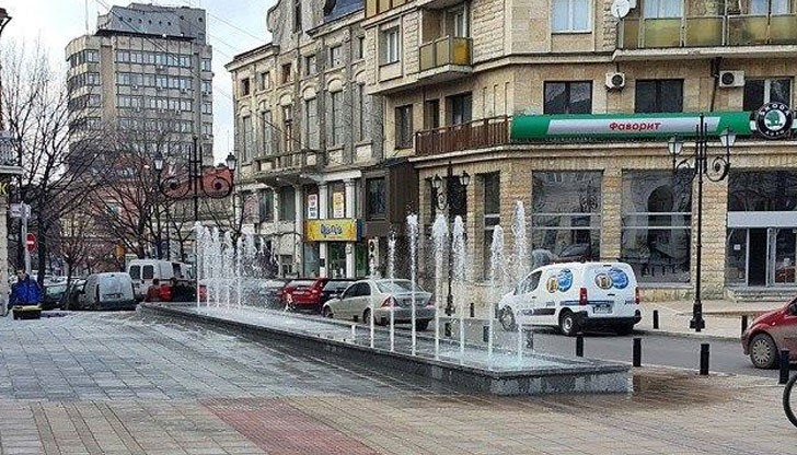 Като минавате покрай новия "сух" фонтан, внимавайте да не се измокрите...