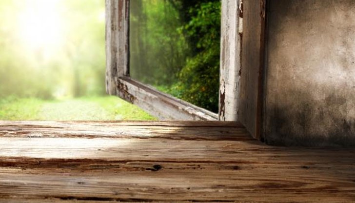 <p>Една двойка се преместила в нов апартамент.<br />
<br />
На сутринта, съпругата погледнала през прозореца. Видяла, че съседката простира.</p>

<p>- Ай, колко са мръсни дрехите, които простира&hellip; &ndash; казала тя на съпруга си, но той не и отговорил и продължил да си чете вестника.<br />
<br />
На другата сутрин историята се повторила.<br />
<br />
- Май трябва да и се покаже как да пере&hellip;<br />
<br />
Съпругът и отново нищо не отговорил.<br />
<br />
На третата сутрин, гледайки през прозореца жената възкликнала:<br />
<br />
- Я, днес прането и е чисто, май се е научила да пере.<br />
<br />
- Не. Просто станах по-рано и измих нашия прозорец. Само в това е промяната.</p>
