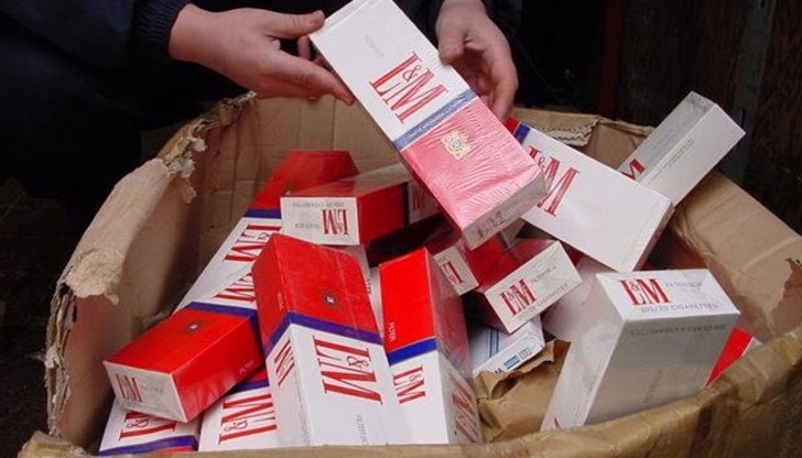 Митническите служители са открили и задържали общо 490 кутии цигари „LM" и „Camel", всички без бандерол и с надпис „ Duty Free