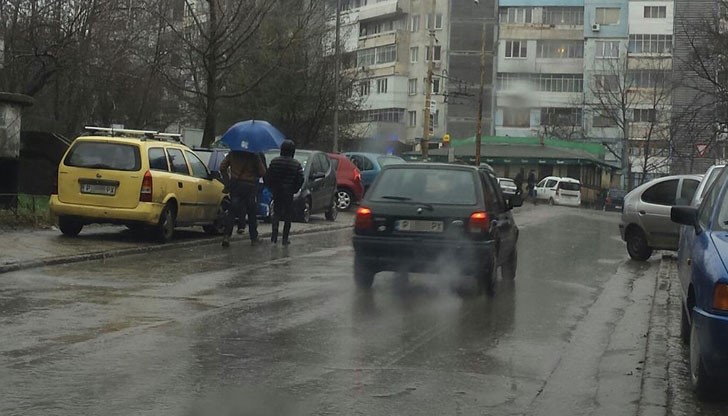 Бе тия хора кво ми вървят по платното, не се ли усещат ....