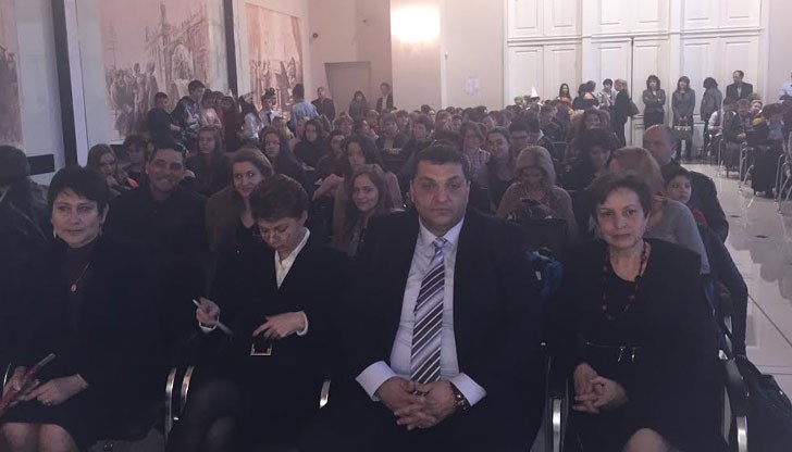 В зала „Европа” на Доходното здание в Русе се проведе тържественото откриване на Националния кръг на олимпиада по руски език В зала „Европа” на Доходното здание в Русе се проведе тържественото откриване на Националния кръг на олимпиада по руски език