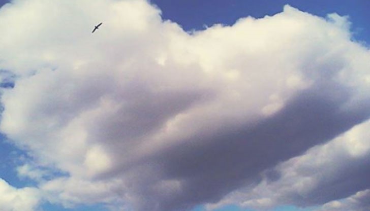 Чудо в небето над Поморие! Появи се облак с формата на сърце!