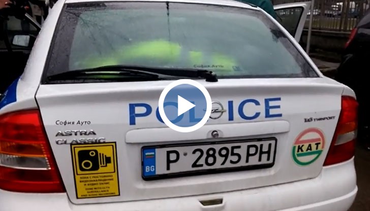Автомобилите с видеосистема имат предупредителни жълти стикери на предния и на задния капак