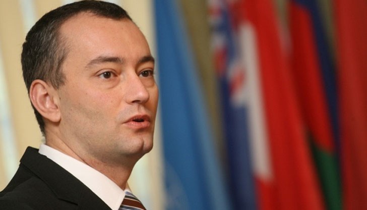 Николай Младенов се покланя пред гроба на братовчеда на Пророка Мохамед - Али и приема дарове от имамите