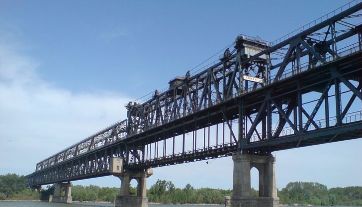 Работници от завод "Дунарит" ще затворят движението на кръговото кръстовище на Дунав мост Работници от завод "Дунарит" ще затворят движението на кръговото кръстовище на Дунав мост