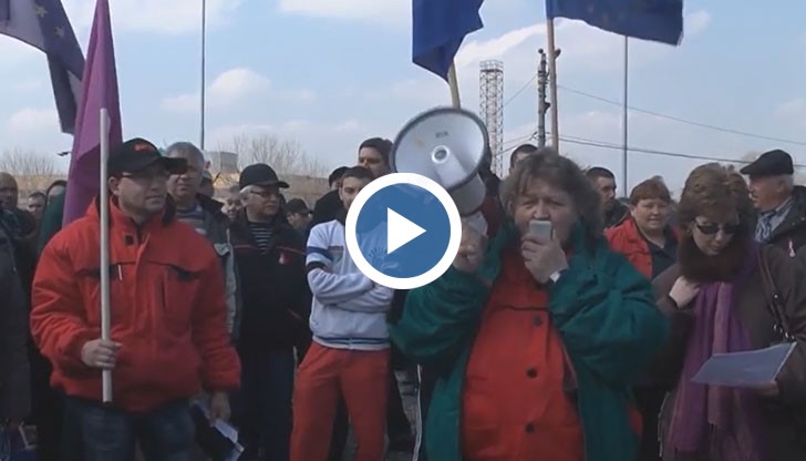 Протестиращите попитаха министъра на икономиката наясно ли е колко хора ще останат без работа ако не върнат лиценза