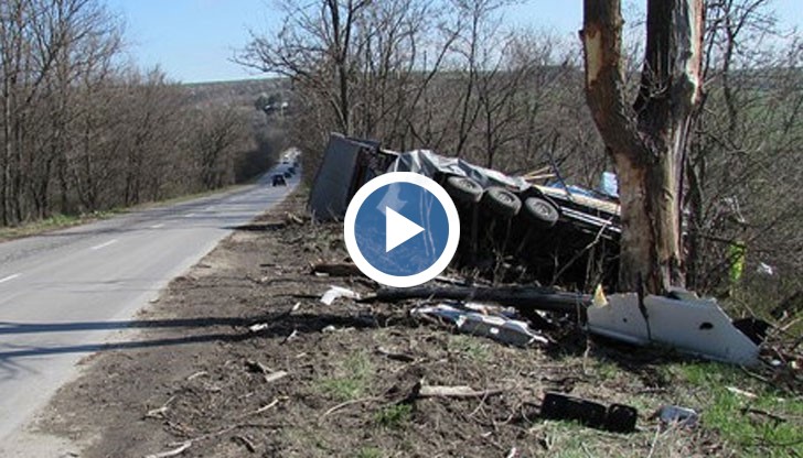 Румънски ТИР се блъсна в дърво и преобърна на пътя Русе-Бяла