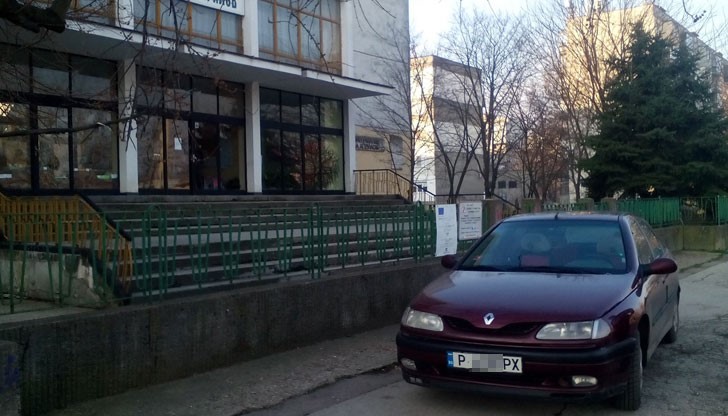 Този идиот е спрял на тротоара, точно пред входа на училището