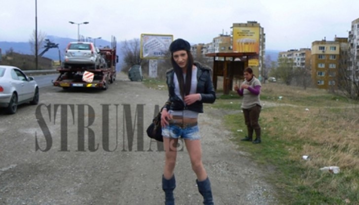 21-годишната Галена е травеститът Мартин, който всяка сутрин застава на работното си място, изхода на Благоевград към Кулата и маха закачливо на шофьорите. 21-годишната Галена е травеститът Мартин, който всяка сутрин застава на работното си място, изхода на Благоевград към Кулата и маха закачливо на шофьорите.