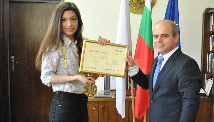 Пламен Стоилов – кмет на Община Русе връчи на всички мениджъри сертификати за участието им в инициативата