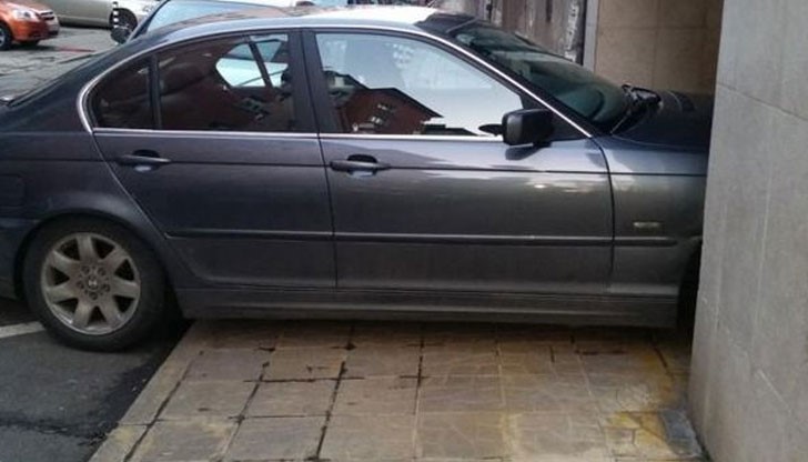 Тарикат паркира нагло БМВ-то си върху тротоара