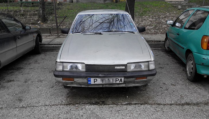 Автомобилът се крепи буквално на тиксо, не е мърдал от години.