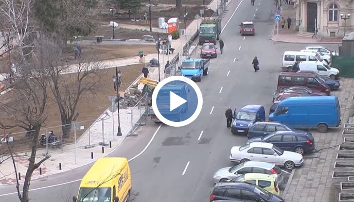 Шофьорите са принудени да не се съобразяват с маркировката на новообособените за паркиране места пред старата поща