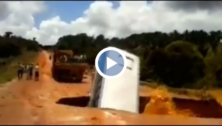 Автобус беше погълнат от огромна дупка на пътя в северната част на Бразилия и след това беше отнесен от придошла река