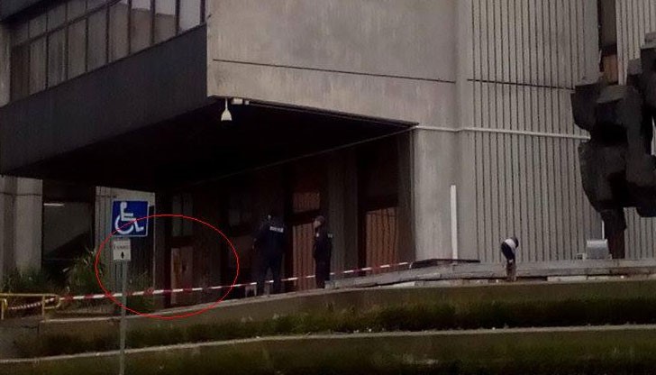 Тази нощ в около 2,30 ч. неизвестно лице е хвърлило запалителна смес в сградата на община Варна