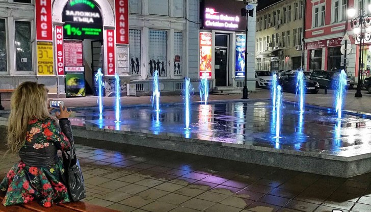 На 2 април осветлението на фонтаните на площадите "Батенберг", "Хан Кубрат", "Елиас Канети" и пред Съдебната палата ще е оцветено в синьо