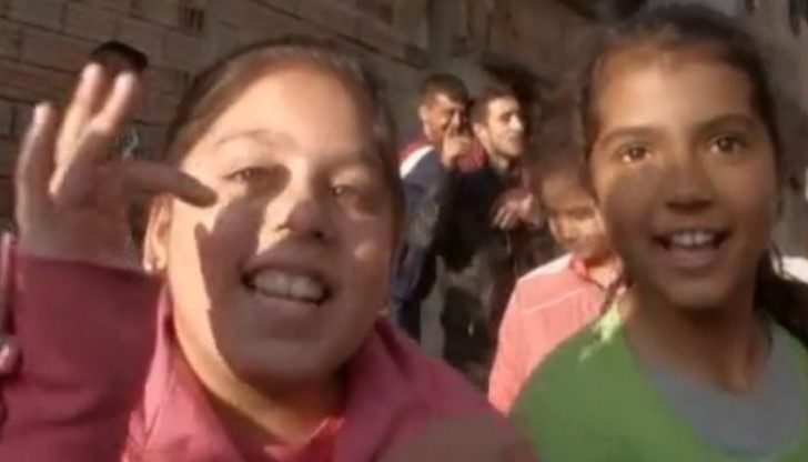 Тълпа малки циганета, момичета и момчета, които показваха средни пръсти и, каквото там имат, и крещяха „Българите на кайма“, и „Българите на сапун“ Тълпа малки циганета, момичета и момчета, които показваха средни пръсти и, каквото там имат, и крещяха „Българите на кайма“, и „Българите на сапун“