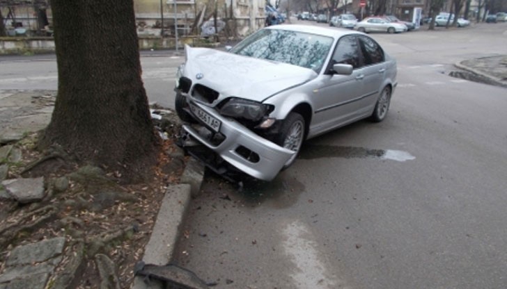 БМВ се заби в дърво на кръстовището между улиците "Мария Луиза" и "Дондуков - Корсаков"