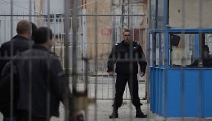 7- 8 затворници приклещили в общите тоалетни 30-годишния Иво Иванов , който отскоро излежава присъда за грабежи и гавра с малолетни