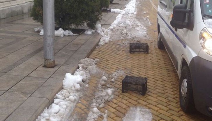 Всъщност практиката за запазване на паркоместа не е нова, но използването й на жълтите павета до Народното събрание е доста любопитно