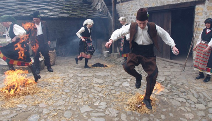 На Благовещение в АЕК “Етър” гонят „лошотиите” с лескова тояга и огън На Благовещение в АЕК “Етър” гонят „лошотиите” с лескова тояга и огън