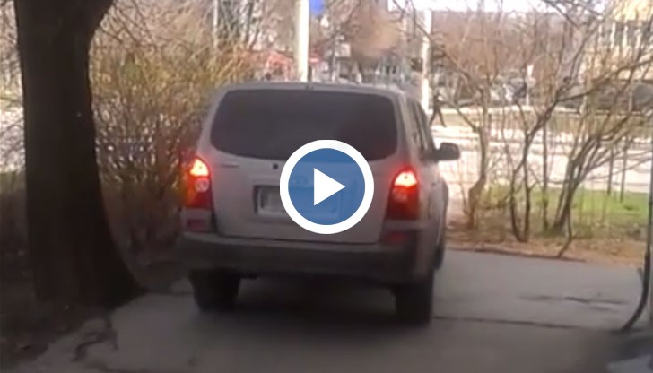 Докога ще минават през градинки и пътечки, направени единствено и само за пешеходците!?