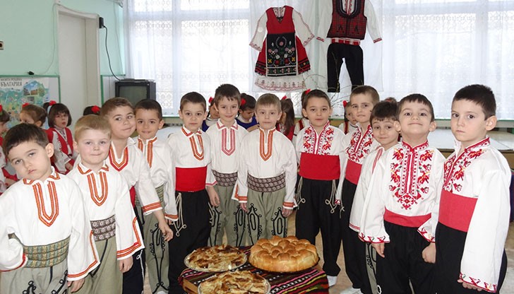 На тържество в детската градина, малчуганите, облечени в български народни носии, представиха пред родители и гости песни, танци, стихове
