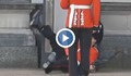 Кралски гвардеец се търкаля по земята