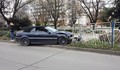 БМВ "кацна" в градинката на бул. "Цар Освободител"