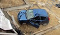Автомобил падна в 5-метров изкоп на строеж на магазин