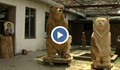 Строителен техник прави дървени фигури на животни с резачка