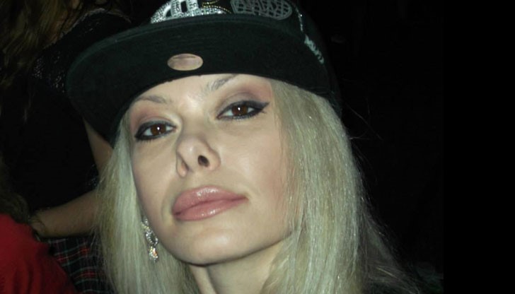 Тая ще я вталя, свиня скапана, че и пари ще й искам за отслабването! Тая ще я вталя, свиня скапана, че и пари ще й искам за отслабването!