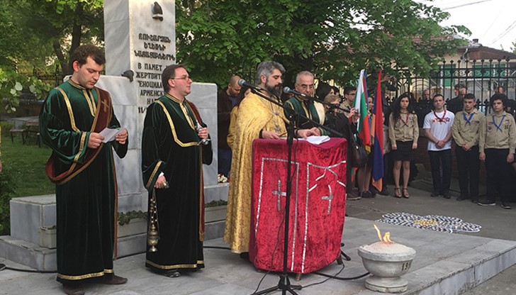 Траурното шествие продължи до арменската църква „Света Богородица”