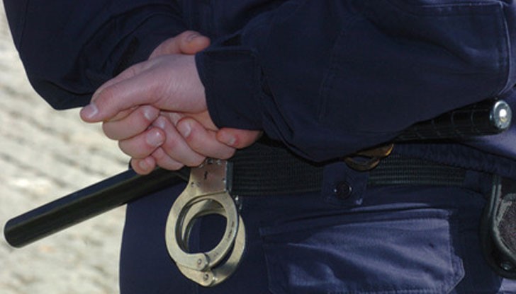 Всичко това се разиграва в минутите, в които патриарх Неофит влезе в Светия синод, за да изнесе оттам Светия огън