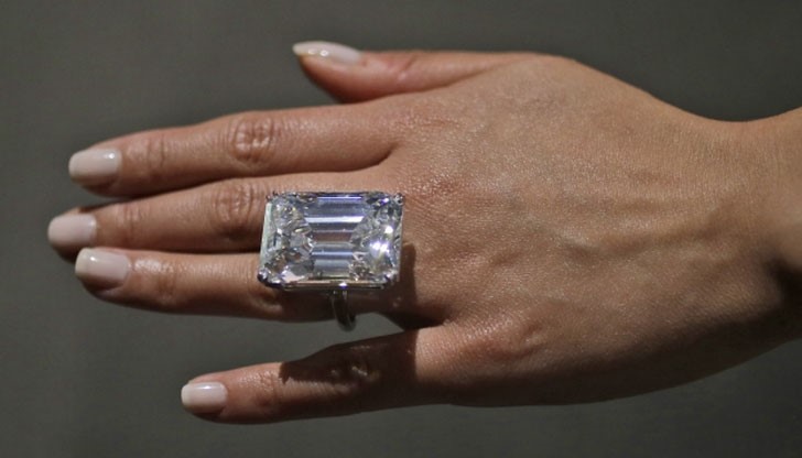 Диамантът е без вътрешни дефекти, с цвят D. Тази комбинация се определя като "идеална" Диамантът е без вътрешни дефекти, с цвят D. Тази комбинация се определя като "идеална"